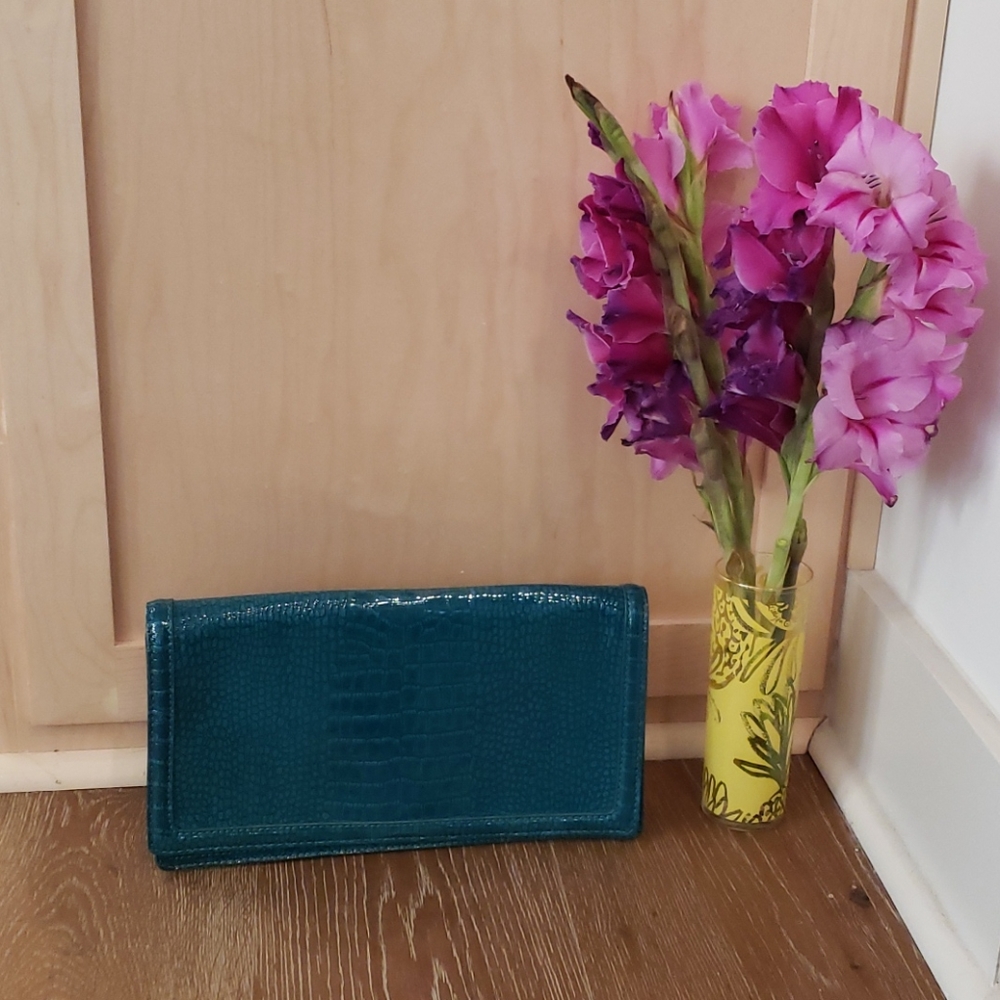 Large flap front clutch